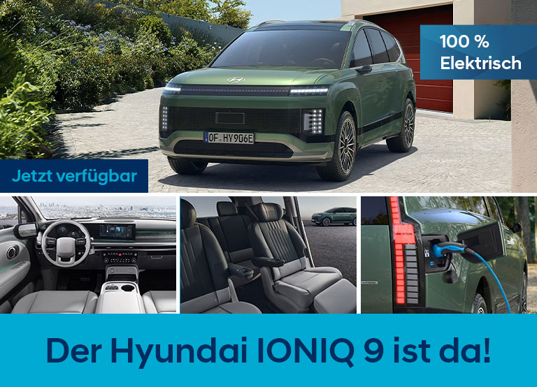 Das Bild zeigt den neuen Hyundai IONIQ 9. Das Auto ist ein großes Auto. Man sieht das hellgraue Lenkrad, die luxuriösen drehbaren Einzelsitze in der zweiten Reihe und den Stelle am Auto, wo man es an eine Ladesäule anschließen kann.